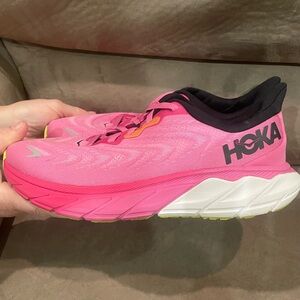 Hoka Arahi 6 tennis shoes